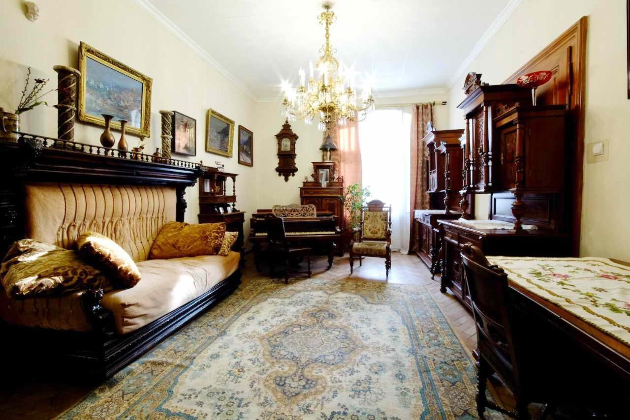 "Eva Stories" Movie Apartment On Rynok Square Львов Экстерьер фото
