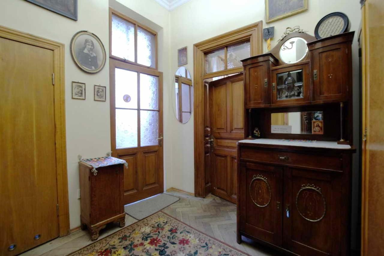 "Eva Stories" Movie Apartment On Rynok Square Львов Экстерьер фото