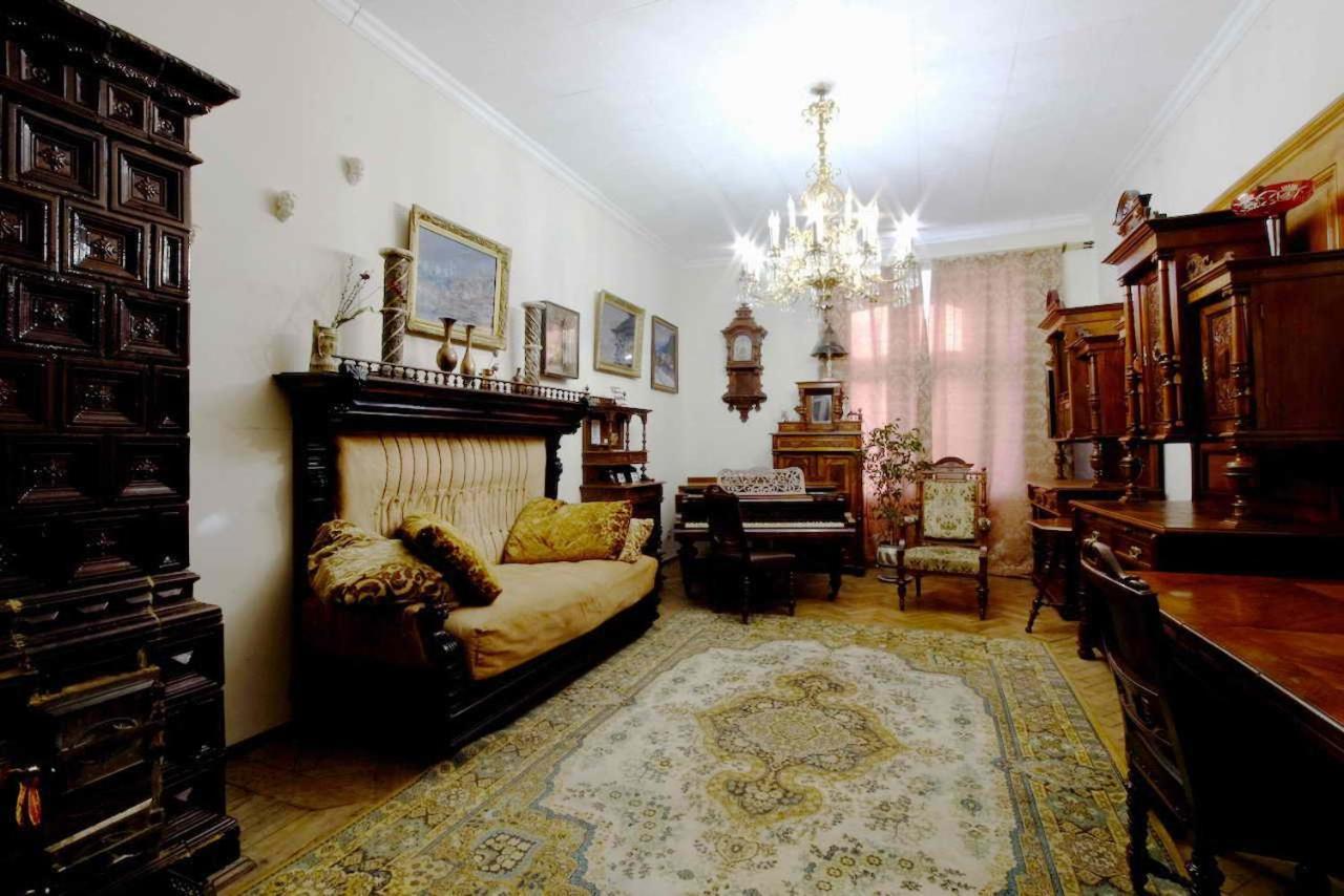 "Eva Stories" Movie Apartment On Rynok Square Львов Экстерьер фото