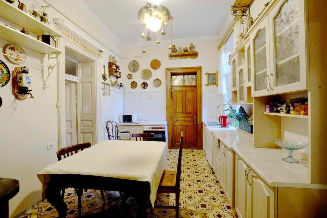 "Eva Stories" Movie Apartment On Rynok Square Львов Экстерьер фото