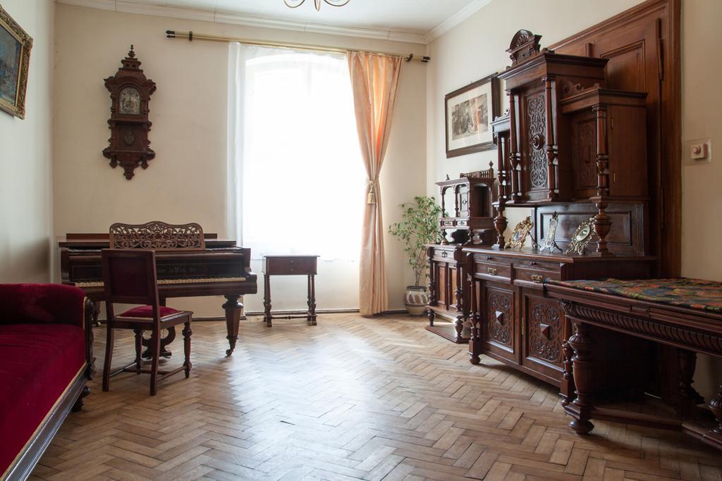 "Eva Stories" Movie Apartment On Rynok Square Львов Экстерьер фото