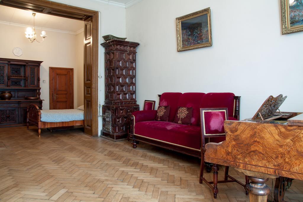 "Eva Stories" Movie Apartment On Rynok Square Львов Экстерьер фото